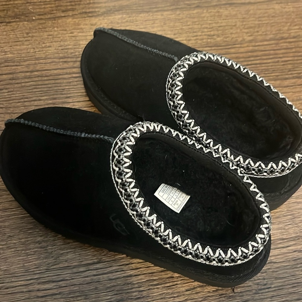 Ugg Tasman never worn size 5 black slippers